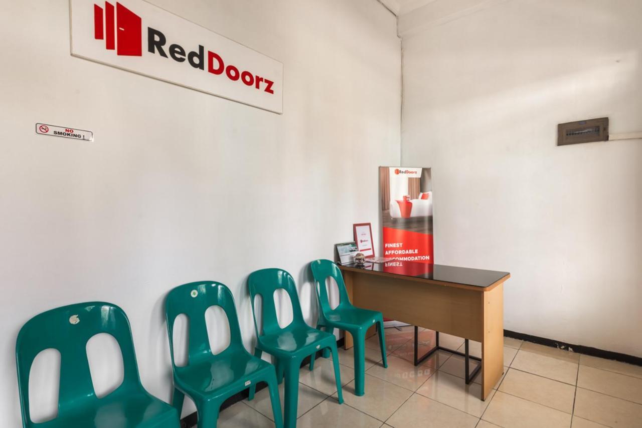 Reddoorz Near Widya Mandala University Сурабая Экстерьер фото